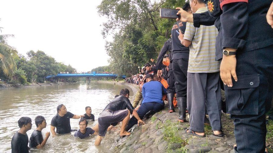 Misteri di Kali Jagir: Pencarian Pria Lansia yang Hilang Tenggelam Berlanjut